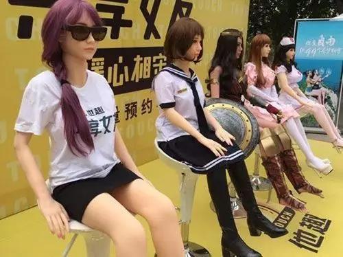 지난해 9월 중국 베이징의 번화가 싼리툰에서 '여자친구 공유'라는 이름으로 섹스인형 대여 서비스를 개시한 업체가 홍보 행사를 하고 있다. 한겨레 자료