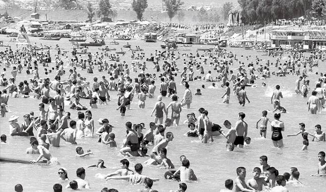 1974년 여름, 2대 임정의 작가가 촬영한 뚝섬. 뚝섬은 ‘물 반 사람 반’이라고 할 정도로 해마다 수많은 사람이 몰리는 서울의 인기 피서지였다.