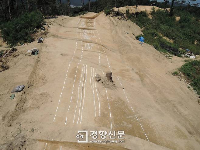 충북 옥천군에서 발견된 신라시대 고대 도로 전경.｜충북문화재연구원 제공