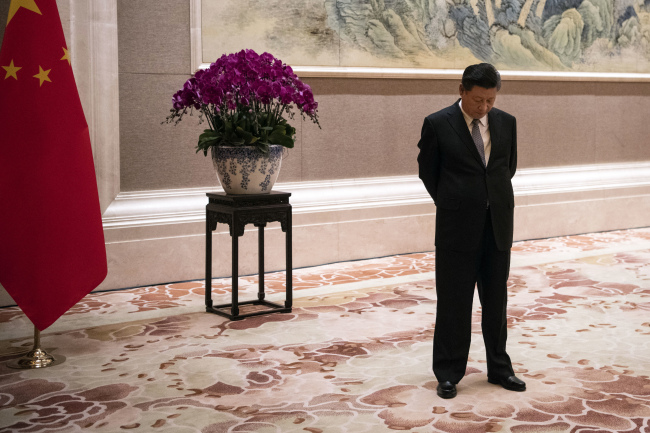 시진핑 중국 국가주석이 지난 6월 21일 베이징 댜오위타이(釣魚台) 국빈관에서 피터 오닐 파푸아뉴기니 총리를 기다리고 있다. [AP 연합뉴스]