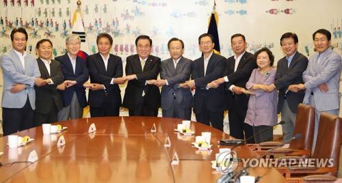 손 맞잡은 문희상 의장과 상임위 위원장들 (서울=연합뉴스) 김현태 기자 = 16일 오전 국회 접견실에서 열린 문희상 국회의장과 상임위 위원장 회동에서 참석자들이 협치를 다짐하며 손을 맞잡고 있다. 왼쪽부터 문화체육관광위원회 안민석 위원장, 농림축산식품해양수산위원회 황주홍 위원장, 법제사법위원회 여상규 위원장, 정보위원회 이학재 위원장, 문희상 국회의장, 산업통상자원중소벤처기업위원회 홍일표 위원장, 기획재정위원회 정성호 위원장, 교육위원회 이찬열 위원장, 행정안전위원회 인재근 위원장, 과학기술정보방송통신위원회 노웅래 위원장, 예산결산특별위원회 안상수 위원장. mtkht@yna.co.kr (끝)