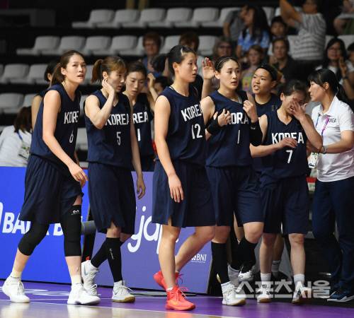 2018 자카르타-팔렘방 아시안게임 여자농구 남북 단일팀과 대만의 경기가 17일 인도네시아 자카르타 겔로라 붕 카르노(GBK) 농구장에서 열렸다. 단일팀 선수들이 전반전 종료 후 코트를 빠져나가고 있다. 2018. 8. 17.자카르타(인도네시아) | 최승섭기자 thunder@sportsseoul.com