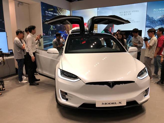테슬라코리아가 17일 미디어 행사를 열고 모델 X를 공개했다.