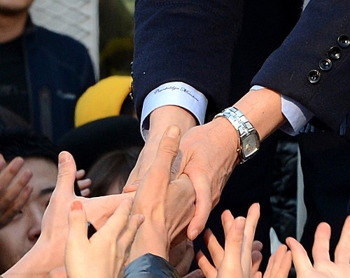 문재인 당시 민주통합당 대통령 후보가 2012년 12월 12일 고 노무현 전 대통령 기념 시계를 차고 유권자들을 만나고 있다. 뉴시스