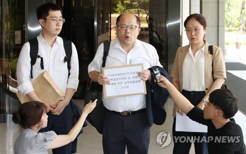국보법 증거조작 의혹 경찰 고소 국보법 증거조작 의혹 경찰 고소 (서울=연합뉴스) 안정원 기자 = 법무법인 상록 허정택(왼쪽부터),장경욱, 신윤경 변호사가 16일 오후 서울 중앙지검에서 서울지방경찰청 보안수사대가 운동권 출신 대북사업가 김모씨에 대한 구속영장에 엉뚱한 증거를 제출, 구속했다며 고소장 접수 기자회견을 하고 있다. 2018.8.16 jeong@yna.co.kr (끝)