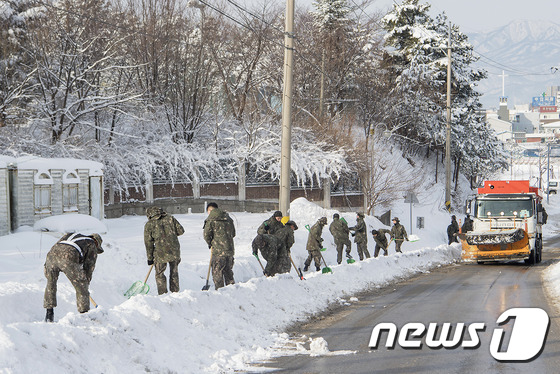 강원 고성군에 주둔하고 있는 육군 장병들이 제설을 하고 있다.(고성군 제공)2017.1.31/뉴스1 © News1 고재교 기자