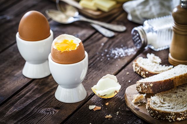 찐 계란을 받치는 그릇의 정식 명칭은 코크티에. 인터넷에서는 에그컵으로 검색하면 찾을 수 있다. 게티이미지뱅크