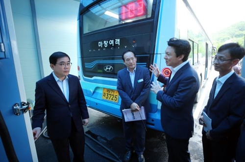 허성무 창원시장(왼쪽)이 장재영 마창여객 대표(오른쪽 두번째)로부터 전기버스 관련 설명을 듣고 있다.