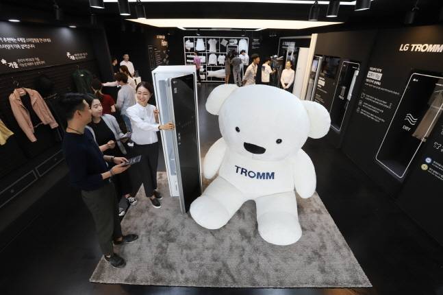 LG전자가 이달 17일부터 내달 16일까지 한 달간 서울 신사동 가로수길에 'LG 트롬 스타일러 라운지'를 운영한다. 라운지를 찾은 고객들은 일상생활 속에서 스타일러를 활용하는 다양한 방법을 직접 체험할 수 있다.ⓒLG전자