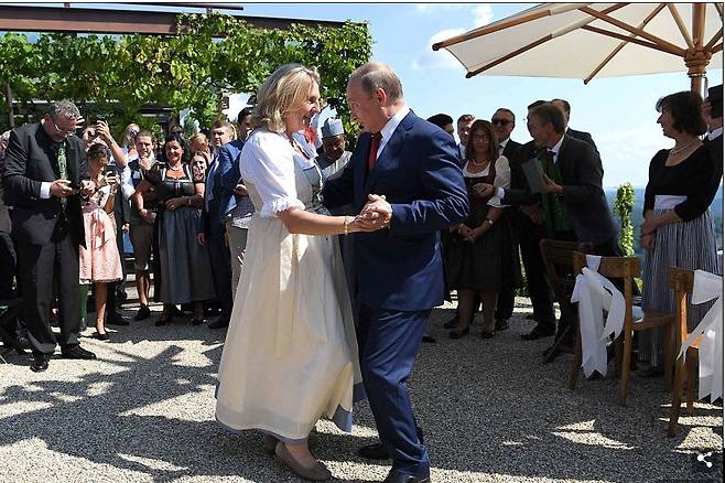 블라미디미르 푸틴 대통령이 18일 카린 크나이슬 오스트리아 외무장관의 결혼식에 참석해, 그와 춤을 추고 있다.