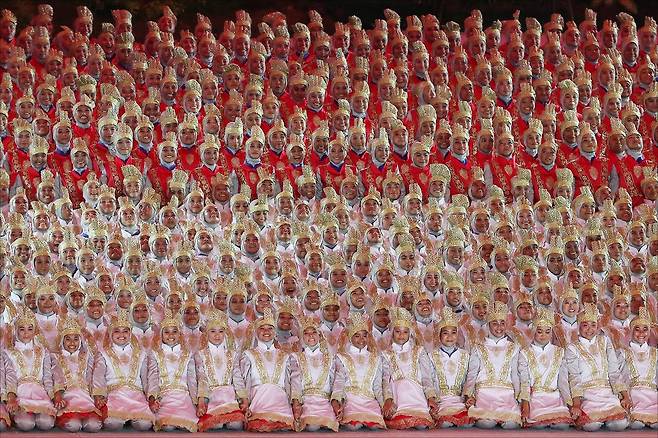 18일 인도네시아 자카르타 겔로라 붕 카르노 주경기장에서 열린 2018 자카르타-팔렘방 아시안게임 개회식에서 무용수들이 가리스 춤으로 인도네시아 국기를 형상화한 퍼포먼스를 선보이고 있다. 자카르타/공동취재사진