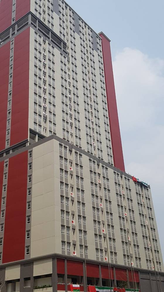 인도네시아 자카르타 선수촌 방마다 바깥에 내걸린 태극기(위)와 일장기(아래). 자카르타=김지한 기자