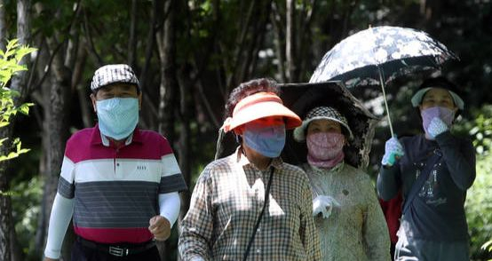 한국에선 자외선 차단을 위해 마스크를 자주 쓴다. 아직 베트남에선 마스크를 잘 쓰지 않아 시장 진출 여력이 남아 있다. [연합뉴스]