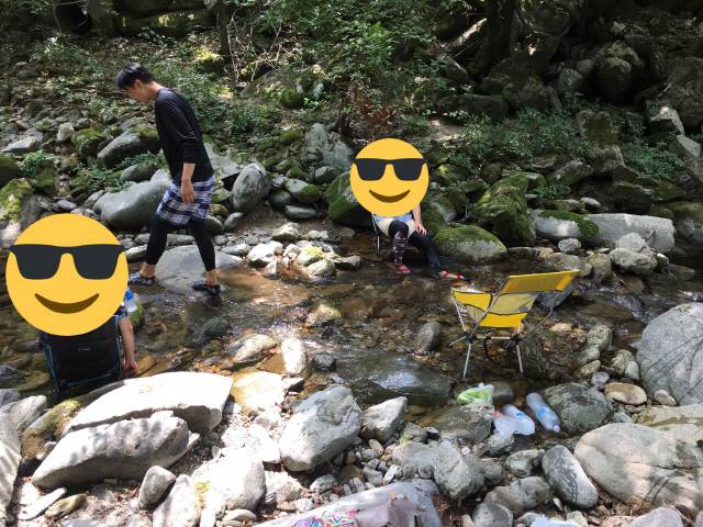 어비계곡에서 본격적으로 캠핑의자를 가져다 놓고 사과 한 알 베어물며 나른한 휴식 중