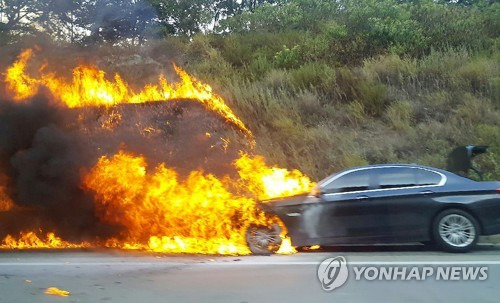 BMW에서 다시 불 (문경=연합뉴스) 20일 오후 경북 문경시 불정동 중부내륙고속도로에서 달리던 BMW에서 불이 나고 있다.  [문경소방서 제공]      psykims@yna.co.kr  (끝)