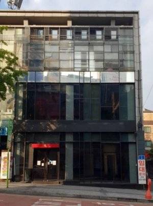 롯데리아 홍대점이 철수한 건물에 임대를 알리는 안내판이 붙어 있다.