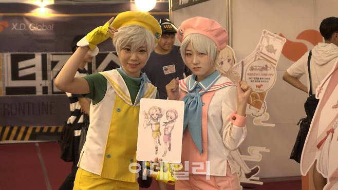 16일 경기국제코스프레페스티벌에 참가한 코스어들이 제작한 의상을 입고 애니메이션의 캐릭터를 따라 포즈를 취하고 있다.(사진=부천국제만화축제)