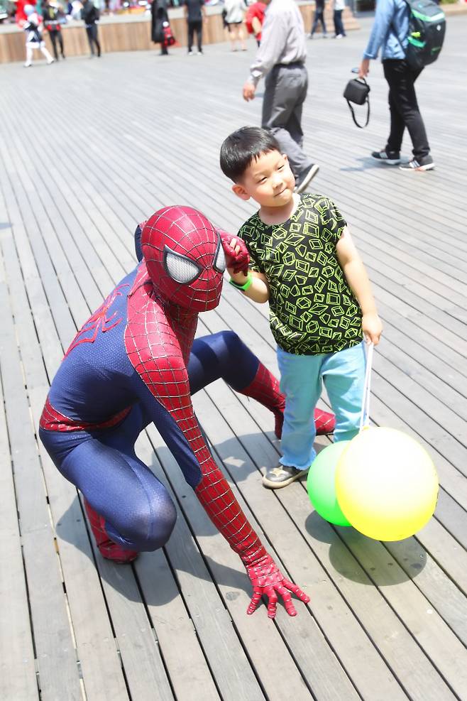 스파이더맨으로 분장한 코스어가 아이와 기념 사진을 찍고 있다. (사진=부천국제만화축제)