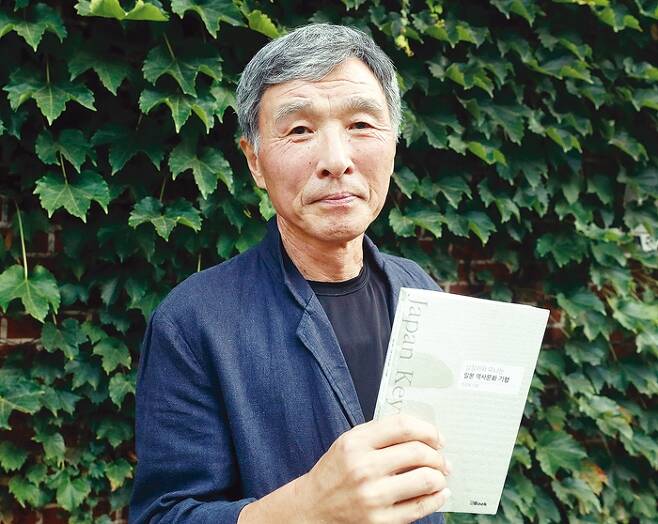 50년 가까운 세월, 일본이라는 화두를 붙잡고 저술 활동을 펼치고 있는 일본 전문 저널리스트 조양욱씨가 최근 출간한 을 들어 보인다. 정용일 기자 yongil@hani.co.kr