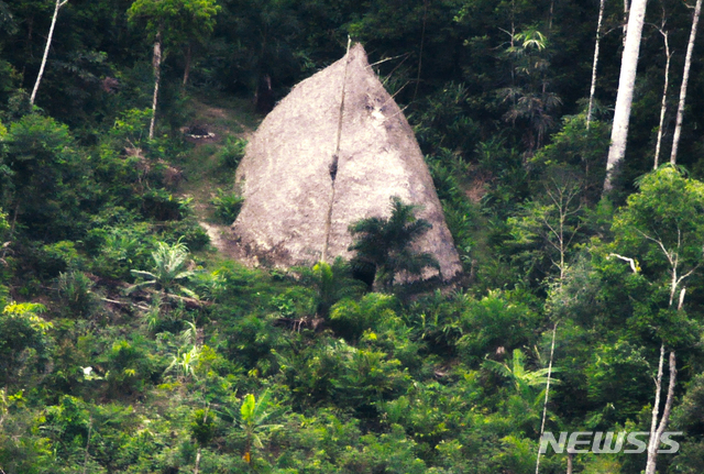 【리우데자네이루 ( 브라질)= AP/뉴시스】 브라질 국립원주민재단( 푸나이)이 2017년 드론을 이용해 촬영한 아마존강 오지의 원시부족의 막사 '말로카'.  이 재단은 현지 107개 부족의 기록을 수집했지만 실제로 사진을 공개한 것은 처음이다.