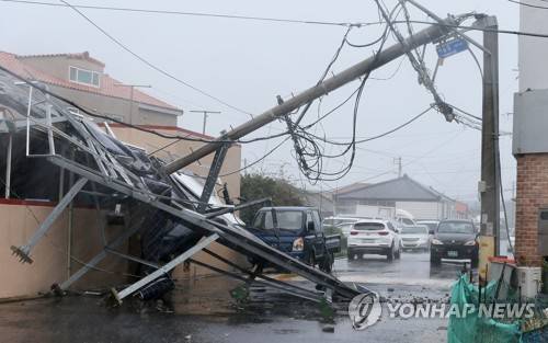 태풍에 쓰러진 전봇대 (제주=연합뉴스) 변지철 기자 = 제19호 태풍 솔릭이 제주를 강타한 23일 오전 제주시 삼양동에 있는 한 전봇대가 태풍이 몰고 온 강풍에 맥없이 쓰러져 있다. 이로 인해 주변 건물이 일부 파손됐으며 일대가 정전됐다. bjc@yna.co.kr (끝)