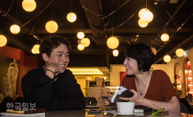 책 쓰는 배우 박정민과 책 만드는 시인 김민정이 서울 한남동 한 카페에서 만났다. 류효진 기자