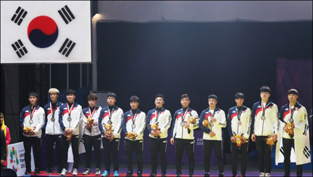 24일 오후(현지시각) 인도네시아 자카르타 시어터 가루다에서 열린 2018 자카르타-팔렘방 아시안게임 남자 카바디에서 은메달을 획득한 한국 선수들이 시상식에서 태극기를 바라보고 있다. ⓒ 연합뉴스