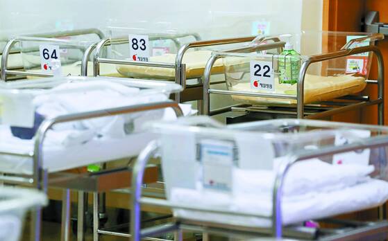올해 한국은 세계 최초로 출산율이 1명 이하로 떨어질 것으로 예측된다. [연합뉴스]