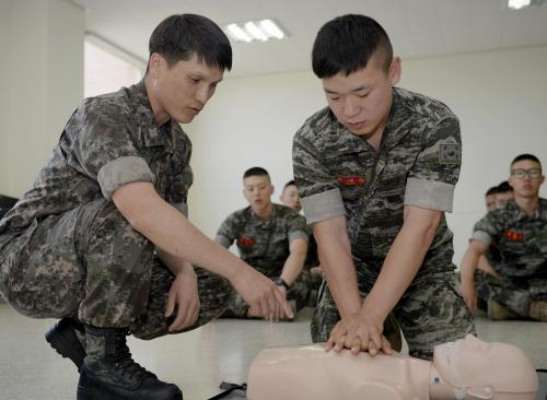 해병대 장병들이 교관의 지도 하에 심폐소생술을 익히고 있다. 해병대 제공