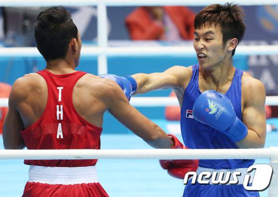 2018 자카르타-팔렘방 아시안게임 남자 복싱 웰터급 8강전에 오른 임현철(오른쪽) /뉴스1 DB © News1 송원영 기자