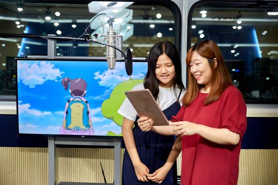 김보빈 학생모델(왼쪽)·김채하 성우가 제1녹음실에서 영상을 보며 대본을 확인하고 있다.