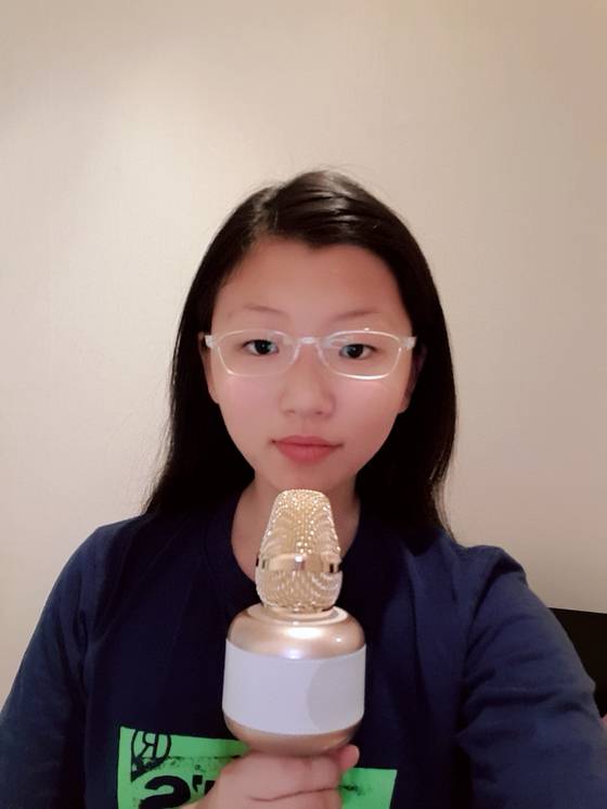 평소 집에서 블루투스 마이크로 목소리 변조 놀이를 즐긴다는 권윤경 학생기자.