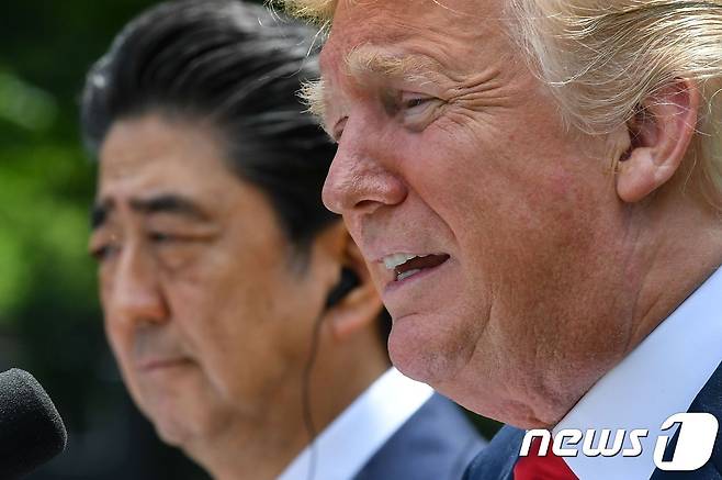 도널드 트럼프 미국 대통령(오른쪽)이 지난 6월7일(현지시간) 백악관에서 열린 아베 신조 일본 총리와의 정상회담 뒤 공동 기자회견을 하고 있다. © AFP=뉴스1
