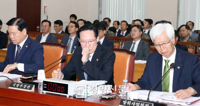 송영무 국방부 장관이 지난 24일 국회 국방위원회 전체회의에서 생각에 잠겨있다./권호욱 선임기자