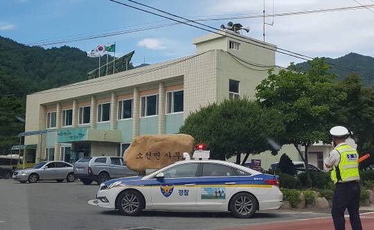지난 21일 총기 난동 사건이 발생한 경북 봉화군 소천면사무소에서 경찰이 출동해 있다. 공기총을 맞은 공무원 2명이 숨졌다. 연합뉴스