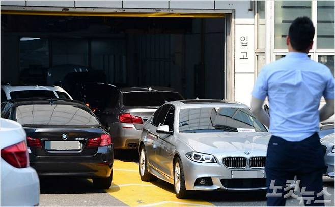 최근 주행 중 화재가 잇따르면서 리콜에 들어간 BMW 차량들이 BMW 정비소에서 안전 진단을 받기 위해 대기하고 있다. (사진=황진환 기자)  국토교통부는 김현미 장관 명의로 발표한 담화문을 통해 "해당 차량을 소유한 국민들께서는 가능한 빠른 시일 내 안전점검을 받으시고, 안전이 확보될 때까지 최대한 운행을 자제해 주시기를 당부드린다"고 밝혔다. 사진은 이날 서울 마포구 BMW 공식 서비스센터 모습. 황진환기자