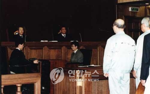 1996년 3월 11일 재판정에 선 전두환·노태우 전 대통령 [연합뉴스 자료사진]