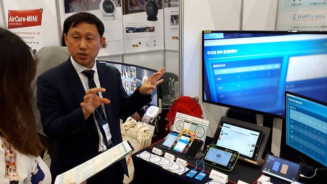 31일 정부세종컨벤션센터에서 열린 어린이집 통학차량 내 아이 확인 장치 설명회 현장에서 참여 업체 직원이 제품 기능을 설명하는 모습