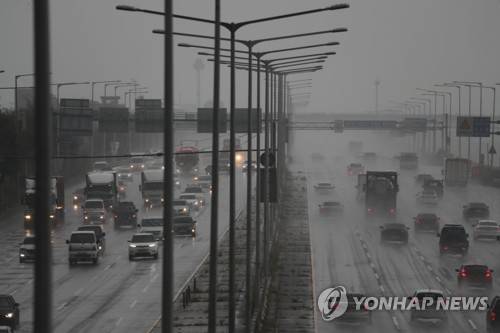 비 쏟아지는 자유로 (고양=연합뉴스) 임병식 기자 = 전국적으로 비가 내리는 지난달 28일 오후 경기도 고양시 자유로에서 차량이 빗속을 달리고 있다. 2018.8.28 andphotodo@yna.co.kr (끝)