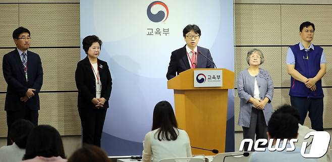 이용우 대학 강사제도 개선 협의회 위원장이 3일 정부세종청사 교육부 브리핑실에서 '대학 강사제도 개선 협의회, 강사제도 개선안 마련' 브리핑을 하고 있다. 2018.9.3/뉴스1 © News1 장수영 기자
