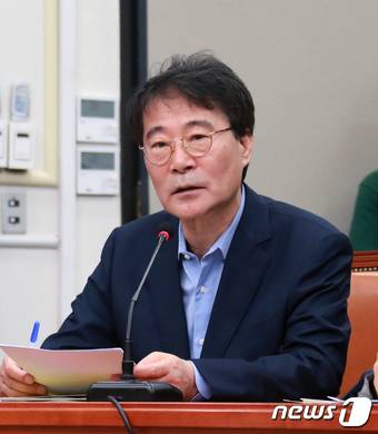 장하성 청와대 정책실장이 30일 오전 서울 여의도 국회에서 열린 당·정·청 회의에서 모두발언을 하고 있다. 2018.8.30/뉴스1 © News1 이동원 기자