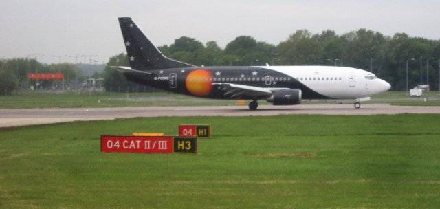 활주로 끝 부분에 설치된 계기착륙시스템 등급 표시. 위키피디아 사진 자료