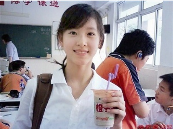 2009년 교실에서 밀크티를 들고 있는 사진이 온라인을 통해 퍼지며 스타로 떠오른 장쩌톈. /사진제공=바이두