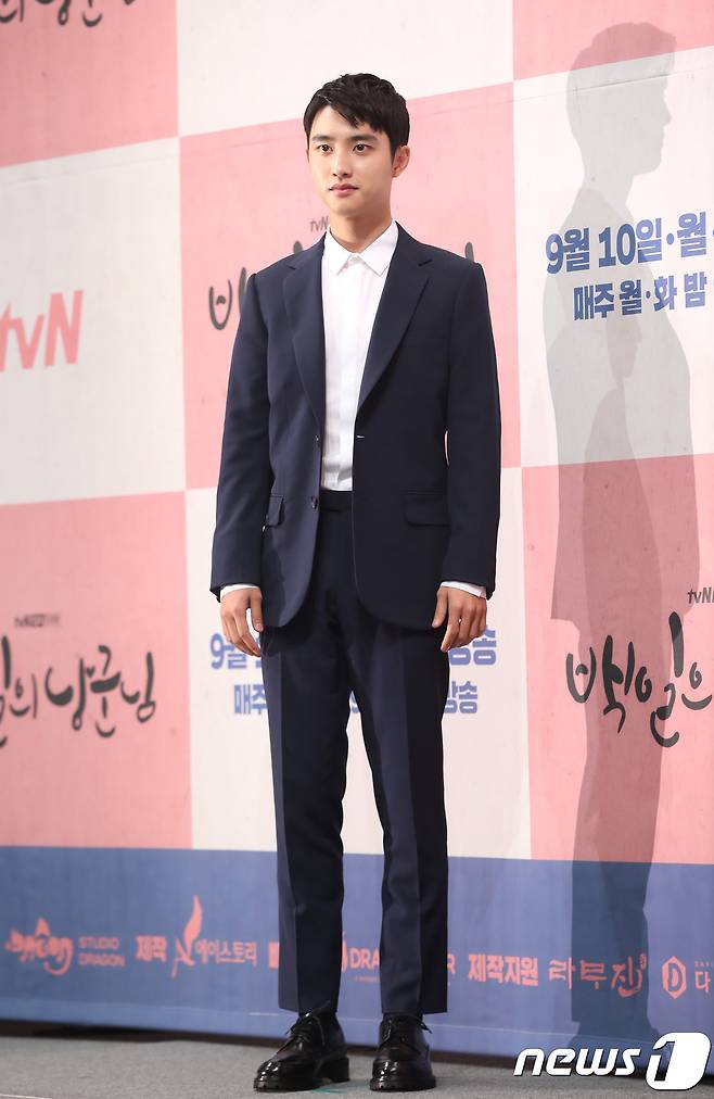 배우 도경수가 4일 서울 강남구 논현동 임패리얼팰리스 서울에서 열린 tvN 새 월화드라마 `백일의 낭군님` 제작발표회에 참석해 포즈를 취하고 있다. '백일의 낭군님'은 완전무결 왕세자 이율에서 졸지에 무쓸모남으로 전락한 원득(도경수 분)과 조선 최고령 원녀 홍심(남지현 분)의 전대미문 100일 로맨스 사극으로 가상의 조선 시대를 배경으로 그린 작품이다. 2018.9.4./뉴스1 © News1 권현진 기자