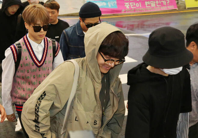 그룹 방탄소년단(BTS)이 3일 오후 인천공항을 통해 월드투어 미국 첫 공연이 예정된 LA로 출국하고 있다. 연합뉴스,