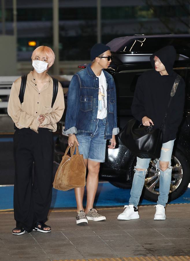 그룹 방탄소년단(BTS)이 3일 오후 인천공항을 통해 월드투어 미국 첫 공연이 예정된 LA로 출국하고 있다. 연합뉴스,