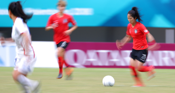지난달 31일 자카르타 팔렘방 아시안게임 여자축구 동메달 결정전 한국과 대만의 경기에서 4대0 승리를 거둔 이민아가 드리블하며 속도를 조절하고 있다. [연합뉴스]