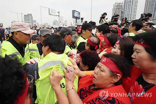 강제집행에 맞서는 상인들 (서울=연합뉴스) 김주성 기자 = 6일 오전 서울 동작구 노량진수산시장에서 구시장 상인들이 수협의 명도 강제집행에 맞서 충돌을 빚고 있다. 2018.9.6 utzza@yna.co.kr (끝)