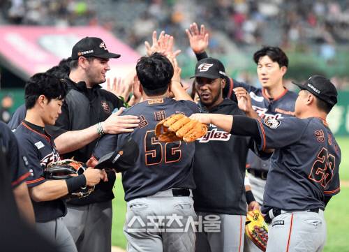 한화 김태균이 8일 문학 sk전 9회 타석에서 2000안타 고지를 밟자 동료들이 축하하고 있다. 문학 | 배우근기자 kenny@sportsseoul.com