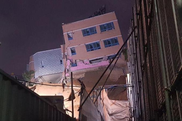지난 6일 오후 11시 22분쯤 서울 동작구 상도초등학교 단설유치원 건물이 지반 침하와 함께 기울었다. /고성민 기자